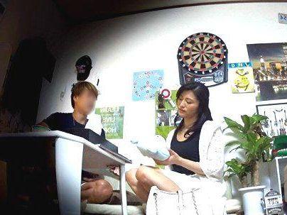 ＜四十路熟女ナンパ！＞「私でいいの…♡？ウフ…♡」欲求不満すぎる奥さん！ナンパされてやり部屋で浮気ファックしちゃうゾ！！
