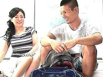 ＜モニタリング！＞「私でいいの…？！」四十路Hカップのボイン美魔女！息子友達の筆おろしシテクレチャウゾ！！！