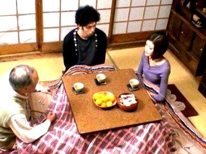 ＜コタツ不倫！＞凄いいの…♡！欲求不満の団地妻！こたつでエロ行為から旦那に内緒で浮氣ファックしちゃうぞ！！！