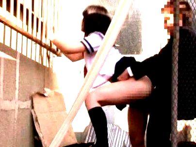 ＜逆ナンパ！＞「モット、モット、入れて…♡」真面目な振りした制服女子！青姦で喜んでるぞ！！(アダルト動画)