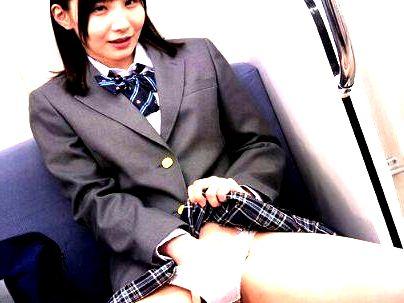 ＜美少女！＞「マンコ・・・濡れちゃた…♡」終電で可愛い向かいの女子が誘惑！？自虐行為見せてるぞ！！！
