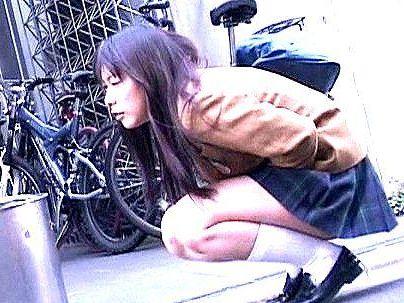＜野ション！＞「ダメ、おしっこ出ちゃう…」可愛い制服女子がご覧の通りオシッコ我慢！それを狙ってヤル！！