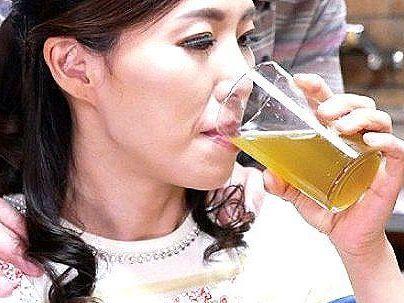 ＜熟女BBA！＞「四十路媚薬飲む…！」バカの息子に媚薬をごっくんママ！近親ファックでハッスルしちゃうゾ！！