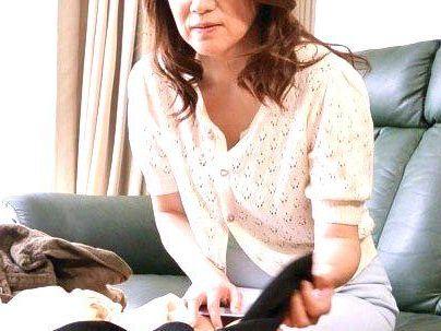 ＜近親相姦！＞「興奮しちゃうの・・」欲求不満すぎる奥さん！我慢できず自虐行為してたら息子に発見されてしまい・・・
