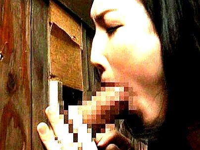 ＜ヘンリー塚本！＞「おいしいの…」性欲高めの熟女おばさん！勃起チンポをお口でくわえちゃうぞ(アダルト動画)