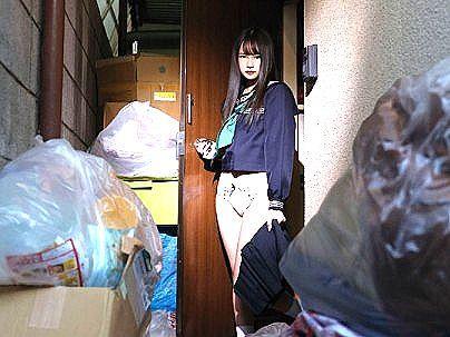 ＜ゴミ屋敷！＞「臭いの…」清楚な感じの可愛い女子！ゴミ屋敷でエチエチ発展しちゃう(無料エロ動画)
