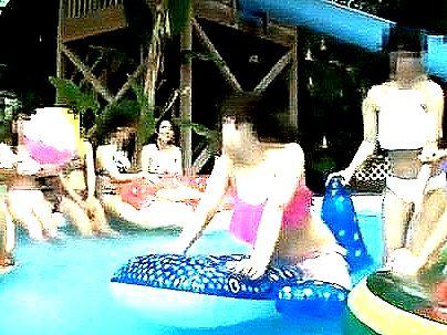＜神乳！＞「パイズリ・・・スゲ～ぞ！」まさにパーフェクトボディ極エロ美女！プールでエロ行為とか半端ないって！！