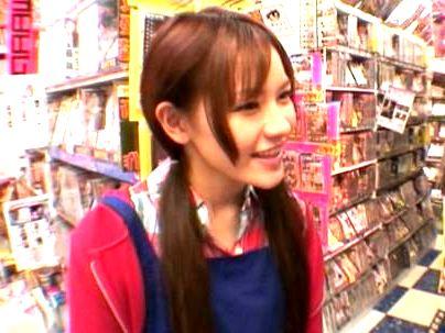 ≪信じられん！≫【AVを見ようと思ったら・・・】ウキウキでお店行ったら店員が上原結衣！ガチファックになるぞ！！