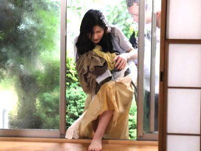 ＜春谷美雨！＞「ダメだけど・・」上品な感じの美魔女オバサン！記録的豪雨、帰宅難民で禁断エロ行為に発展シチャウゾ！