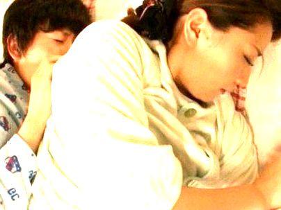 ＜偶然は突然・・・に！＞「嘘だろ？こんな事って…」ゆっくりぐっすり眠っているママ！偶然息子のチンポが入るぞ！！！
