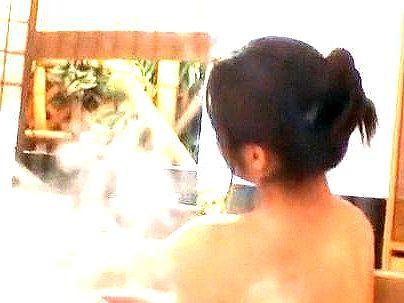 ＜人妻温泉！＞色気半端ない・・・って！綺麗な体の美熟女おばさん！温泉地で他人棒で浮氣ファックしちゃうぞ！！！