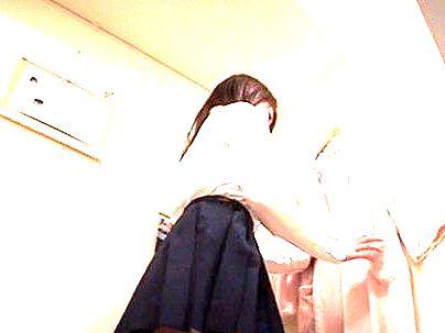 ＜マッサージ！＞「え！先生・・？」ママとマッサージに来た制服女子！勿論セクハラ行為でやられるぞ(アダルト動画)
