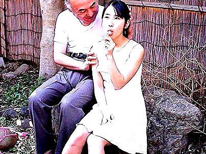 ＜清純女子！＞「よしよし、ヒヒヒ・・・」ミニマム小柄童顔オンナノ！おじさんがご覧の通り・・狙っとるぞ(アダルト動画)