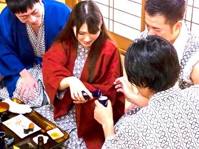≪奥さんNTR！≫【もう飲めませんよ・・・】温泉宿に行った夫婦！ヤバイ団体客においらの奥さんが・・・ヤラレル！！！