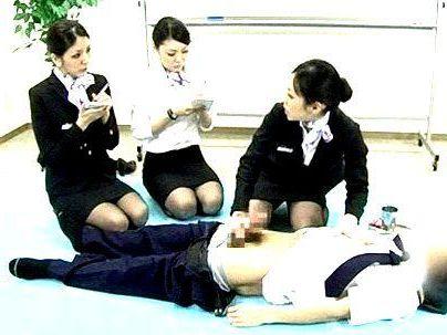 ＜美人CAさん！＞がち最高だろ！性交エアライン？倒れた男にマンコで助ける？確かに・・・・助かるな！！！