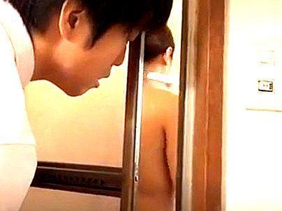 ＜人妻NTR！＞「まじかよ！覗けるぞｗ！！」パーフェクトボディ極エロ上司の奥さん！風呂上がりに我慢できずに・・・！！
