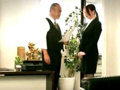 ＜社長室＞「こんな事って…！」ガチで綺麗な美人秘書！社長室で接吻エロ行為でやられちゃうぞ！！