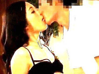 ＜熟女OL！＞「興奮しちゃうの…」性欲高めの美人美魔女！エロマッサで乱交ｓｅｘ発展すっぞ(無料エロ動画)