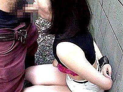 ＜口淫処理！＞「興奮しちゃう…」カエル顔の美人奥さん！野外で他人棒オシャブリしてっゾ！！！
