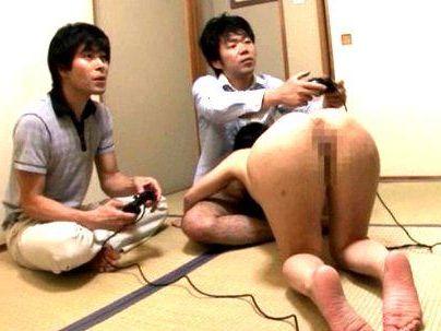 ＜性欲処理ペット！＞チンポでも舐めとけ！！パイパンオマンコ可愛い女子！ゲーム中にジュポフェラまさに性奴隷！！！
