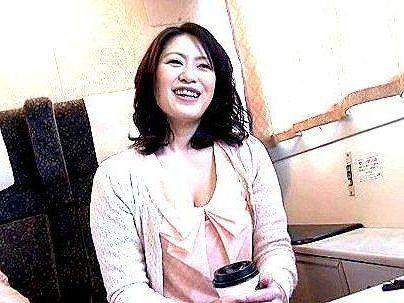 ＜不倫旅行！＞「ｈしたいの…」欲求不満すぎる奥さん！旅行で旦那裏切りファックしちゃうゾ！！！
