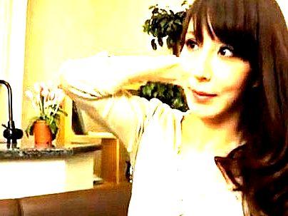 ＜人妻熟女！＞「これ欲しいの…♡？」欲求不満すぎる奥さん！旦那のそばで余裕で他人棒舐めとる！！