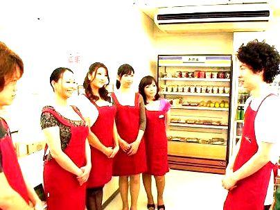 ＜パート人妻！＞「いらっしゃいませ…」巨乳ボインの性欲高め熟女！若い男誘って浮気ファックに発展すっぞ！！