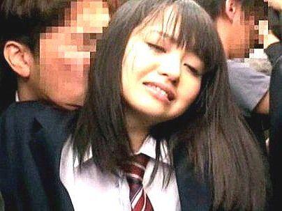 ＜バス痴ｶﾝ！＞「ヤメテクダサイ…ｲﾔ」うぶな感じの可愛い制服女子！バスで痴漢師の餌食でヤラレタ！！！