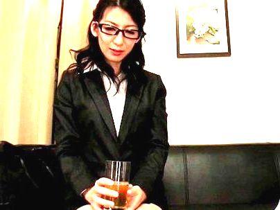 ＜美魔女OL！＞「酔ってきたわ…♡」清楚な感じの女上司！お酒飲んでエロ行為しちゃうゾ！！(アダルト動画)