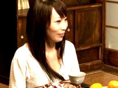 ＜コタツ不倫！＞「すごいイイの…♡」性欲高めの団地妻！バレないようにエロ行為で楽しんじゃうぞ(アダルト動画)