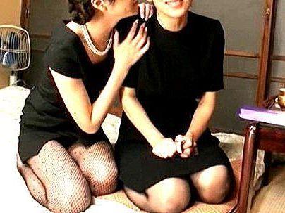＜百合SEX！＞「私がいるから…♡」夫を亡くした未亡人奥さん！娘と元気出すため・・・レズビアン行為に！！！