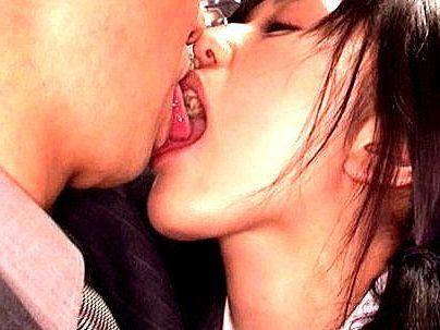 ＜逆痴漢！＞「べろべろ・・・」清楚でクッソ可愛い女子！痴女行為でオチンポフル勃起させちゃうぞ(アダルト動画)