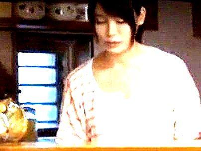 ＜ノーブラ奥さん！＞【陳首・・・見えそうだぞ！】ゴミ出しする極エロ奥さん人妻！ノーブラで男に襲われちゃうぞ！！！