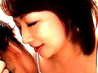 ＜友達のママ！＞「秘密ね…♡」欲求不満の巨乳ボイン友達のお母さん！誘惑から禁断行為になるぞ(アダルト動画)