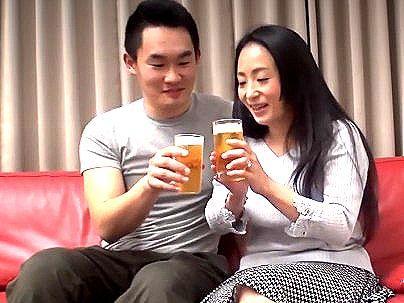 ＜人妻ナンパ！＞「乾杯…♡」旦那とセックスレスの性欲高めの奥さん！お酒入って浮気交尾発展シチャウゾ(無料エロ動画)