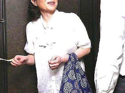 ＜熟女！＞「五十路BBA！・・・興奮」オバサン熟女の女教師！教え子といけない関係に発展すっぞ！！！