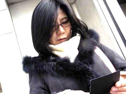 ＜人妻不倫旅行！＞「眼鏡マニアにはたまらんぞ！」素人の上品で綺麗な奥さん！温泉旅行で浮気ファックしちゃう！！