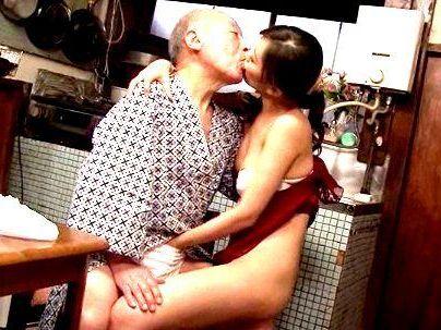 ＜若妻NTR！＞ジジイ・・・禁断介護で元気もりもり！欲求不満の奥さん！義理の父親とご覧の通り・・