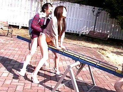 ＜ママ！＞「チンポ入ったの？」バカで元気な子供と公園で遊ぶお母さん！息子のムスコが挿入で野外ファックに