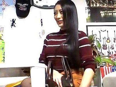 【美魔女ゲット】「隠し撮り・・・すっぞ！！」上品な感じの美人奥さん！盗撮されてエロ行為になっちゃうゾ！！