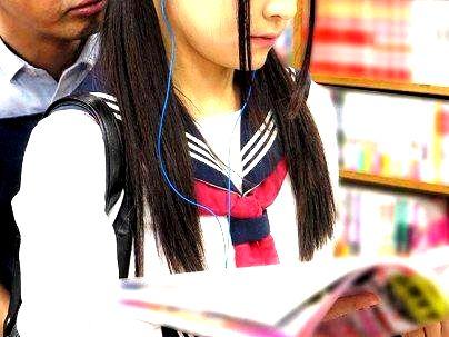 ＜痴漢！＞「え？ヤメテクダサイ…」本屋いた黒髪制服女子！痴漢行為で無理矢理やられるぞ！！