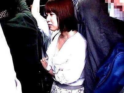 ＜満員バス！＞「え？痴漢？？」スタイル抜群ボイン美尻専業主婦！車内で3P痴漢行為で犯されレイプされっぞ！！！