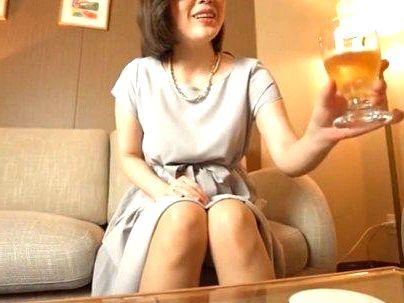 ＜乾杯…♡＞「おお～？上物奥さんゲットｗ！」ママ活サイトでゲットした淫乱奥さん！不倫ファックで興奮シチャウゾ！！！