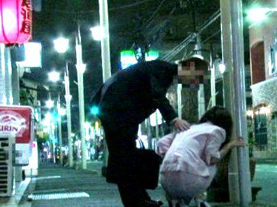 ＜OL連れ込み！＞大丈夫ですか？ケケケ・・！泥酔してるOLをゲット！助けるふりしてホテルで犯しちゃうぞ！！！
