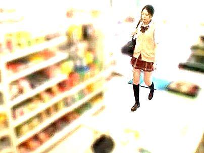 ＜万引き女子！！＞ハイハイ、つかめたぞ～！万引きした制服姿の女子！事務所で脱がして・・・ヒヒヒ・・・ヤル！！