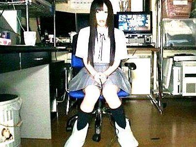 ＜自撮り！＞「ｈしたいの…」うぶな感じの制服女子！自撮りでエロ行為見せチャウゾ(アダルト動画)