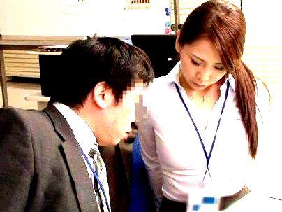 ＜ノーブラOL！＞「うそだろ？乳首が・・・」巨乳ボインOLがまさかのノーブラ！上司とエロ行為発展シチャウ(アダルト動画)
