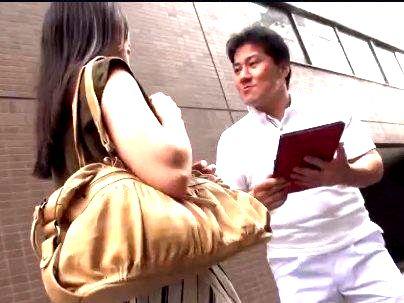 ＜マッサージ体験！＞「え？無料ですか？」街でゲットした奥さんゲット！ダマしてセクハラマッサの餌食でもだえる姿ヤッバ！！