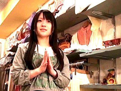 ＜女子社員！＞「いらっしゃいませ…♡」ハイハイ、バカな女ゲット！騙されたアパレル店員がエロ行為持ち込まれちゃうぞ！！