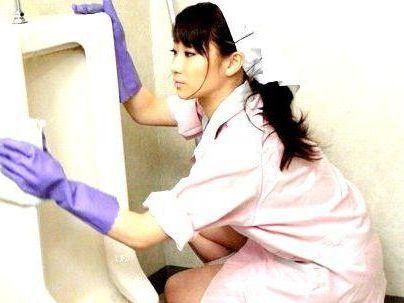 ＜掃除のババア！＞「ヤメテクダサイ…」トイレ掃除のババア！社員に強引にエロ行為持ち込まれるぞ！！！